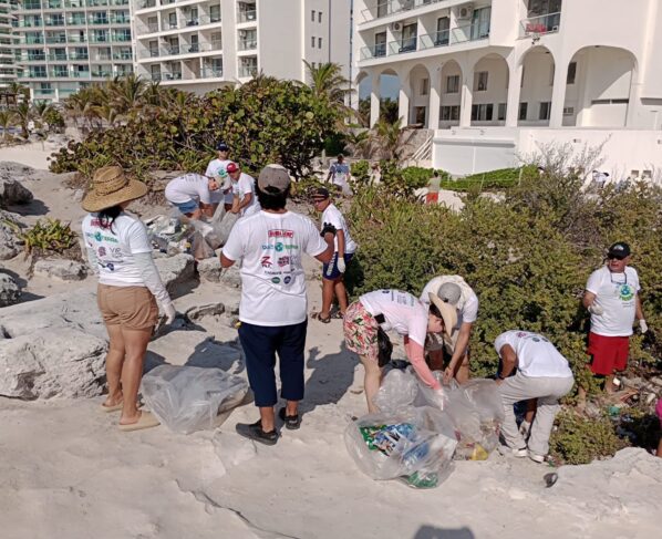 Jornada de limpieza en las playas de Cancún